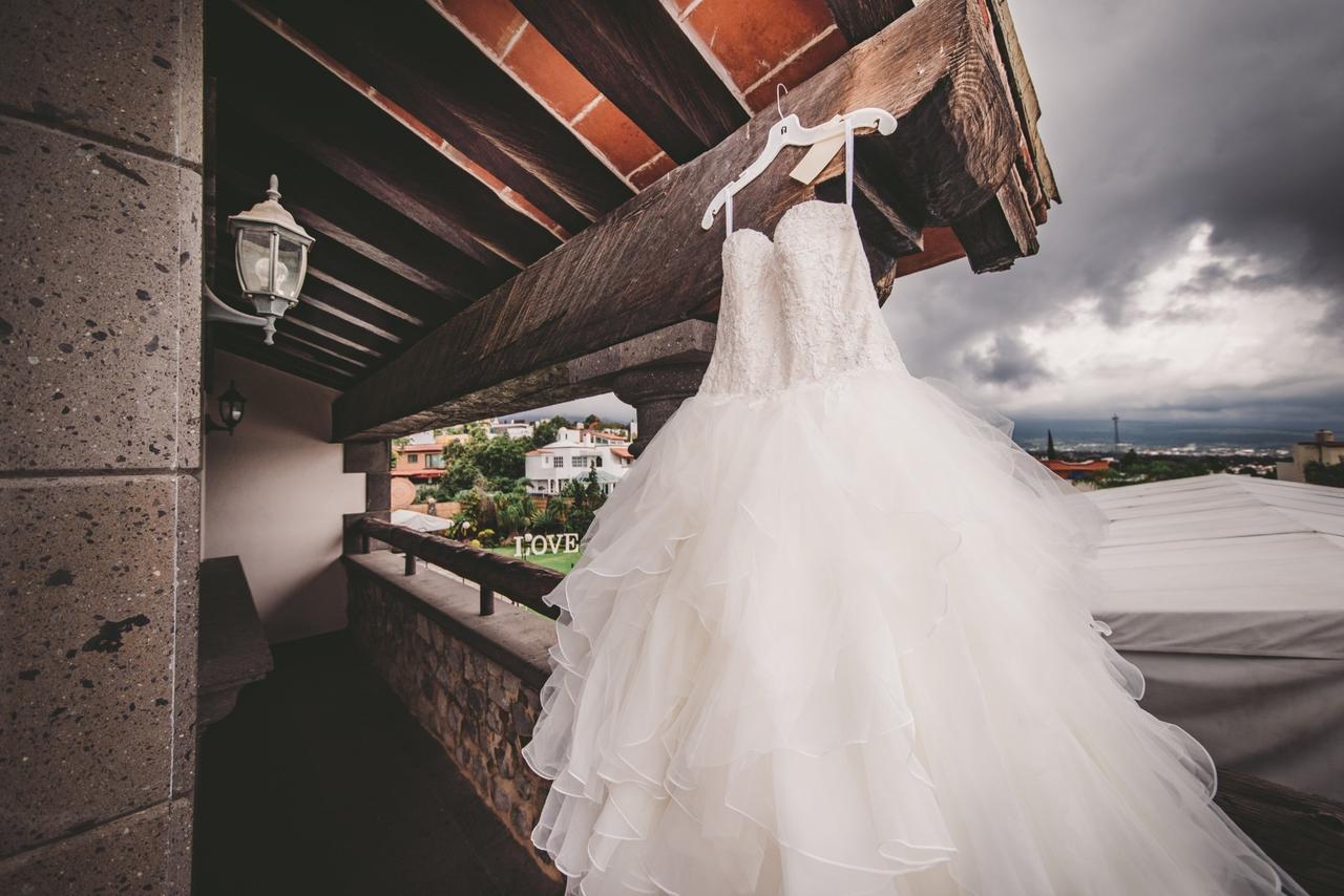 Rentar el vestido de novia y otras formas de reducir su costo 