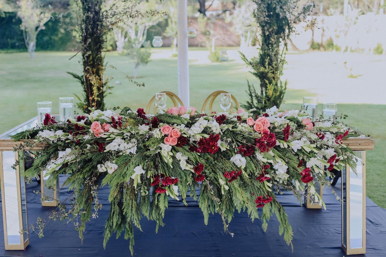 mesa de honor o mesa de novios decorada con flores y plantas silvestres