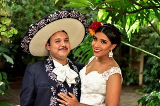 novio con traje de charro y novia con tocado de flores