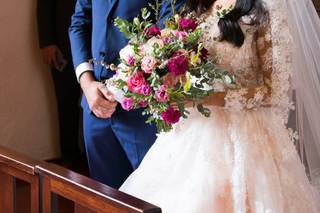 ramo de novia asimétrico con flores rosas