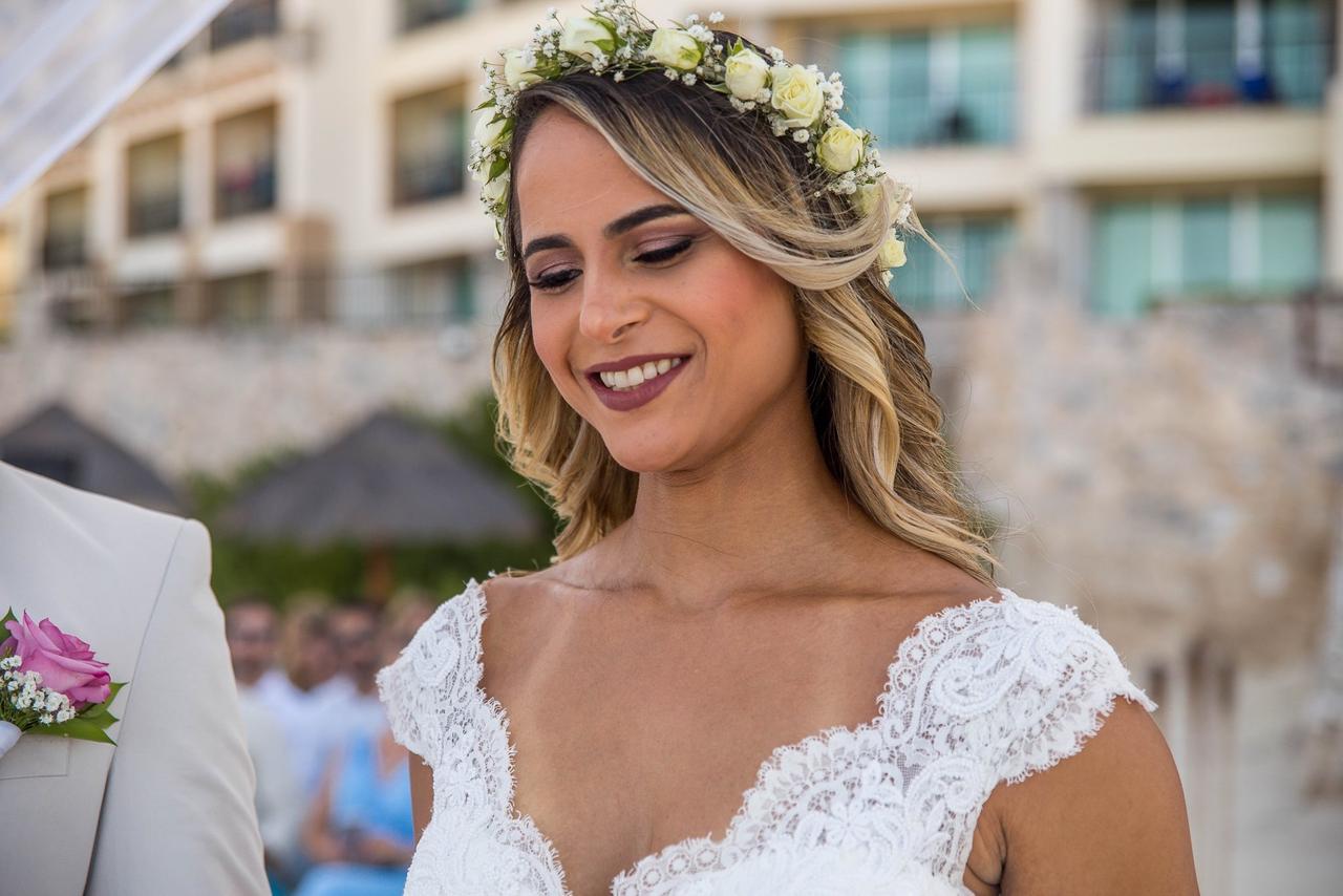 novia con vestido de novia escote en V y corana de flores pequeña