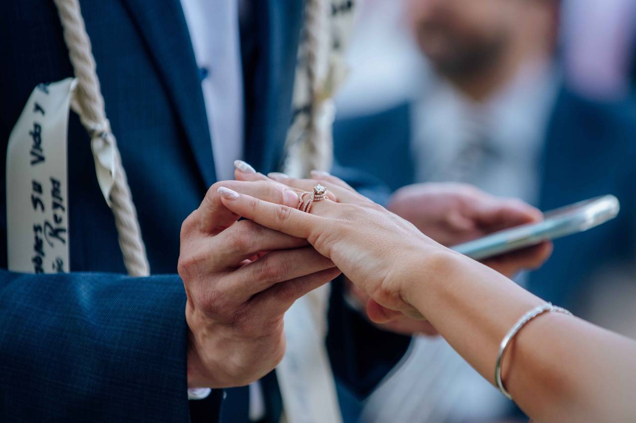 Fahrenheit Adviento terminar En qué mano van los anillos de compromiso y de matrimonio? - bodas.com.mx