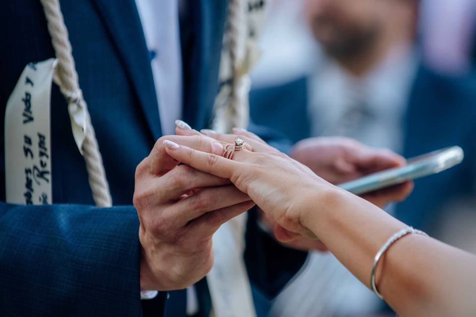 Sala darse cuenta Mojado En qué mano van los anillos de compromiso y de matrimonio? - bodas.com.mx