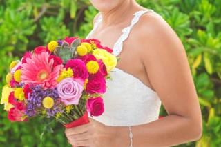 Ramo de novia con flores coloridas para la boda