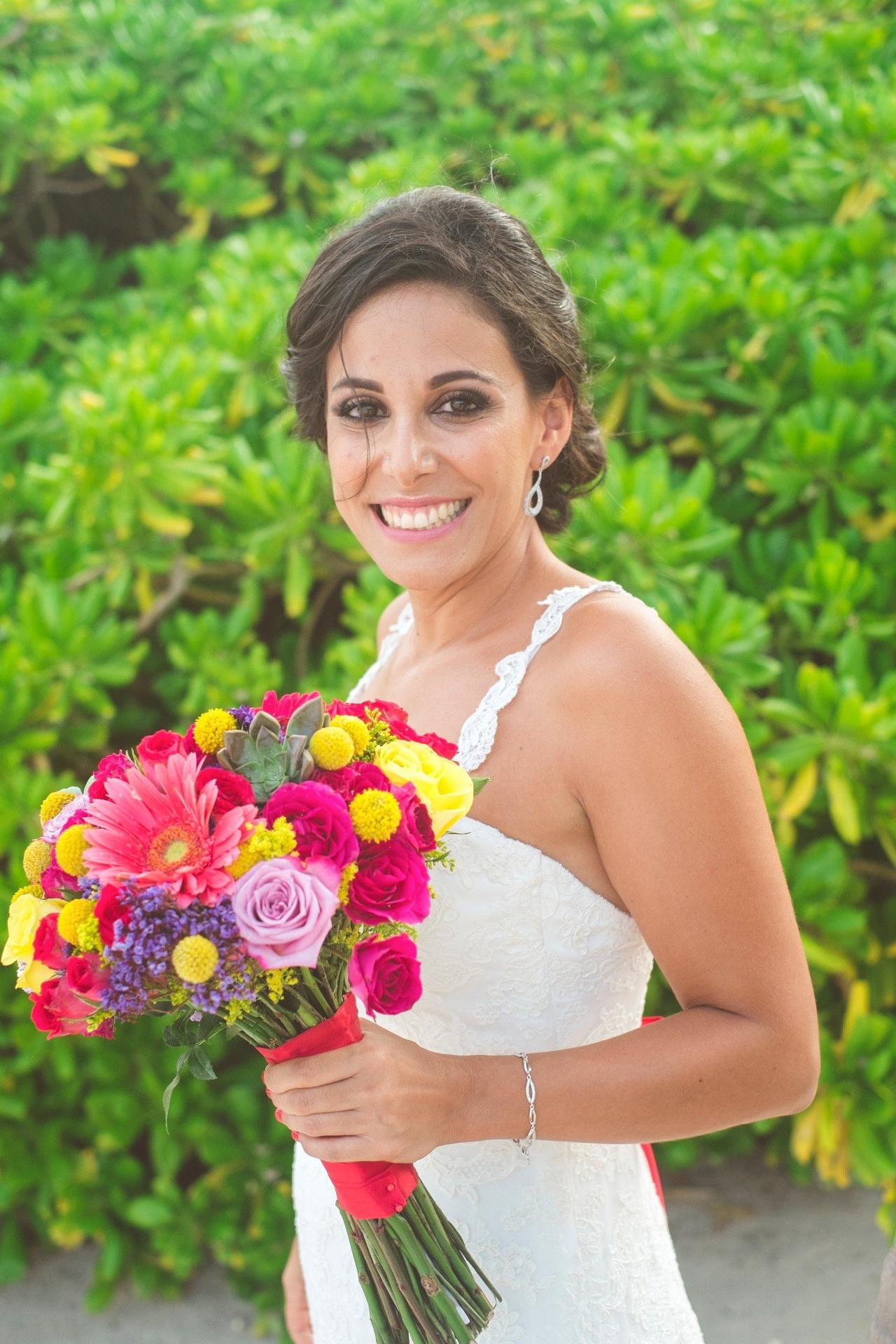 Ramo de novia con flores coloridas para la boda