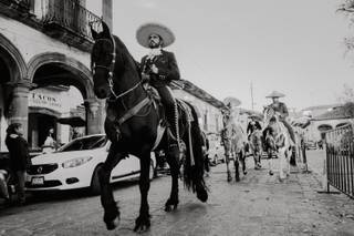 Novia en traje tradicional charro mexicano montado a caballo