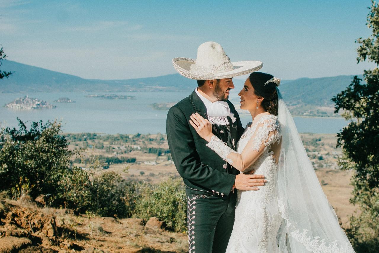 novios mexicanos románticos al aire libre