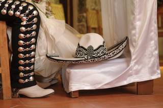 traje de charro para la boda con botas y sombrero