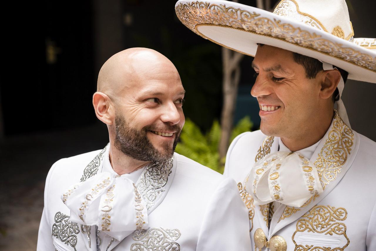 boda de pareja gay vestida de charros