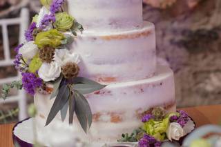 pastel de boda con flores moradas