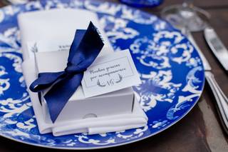 recuerdo para boda en caja de cartón con moño azul