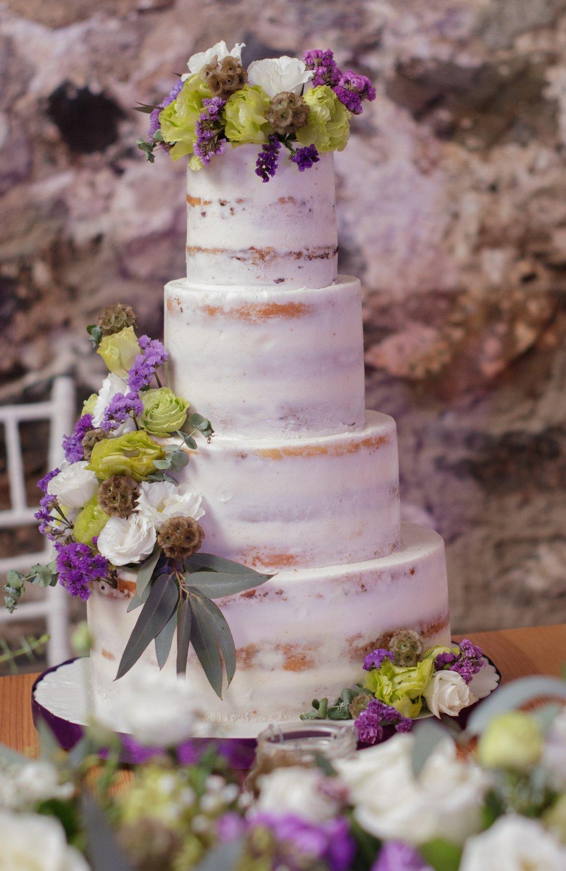 pastel de boda con flores moradas