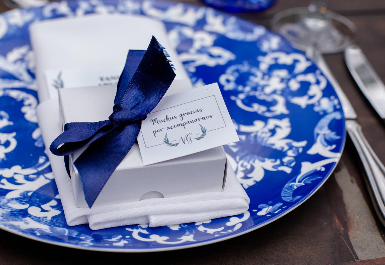 recuerdo para boda en caja de cartón con moño azul