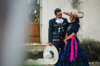 novios con vestidos típicos de México