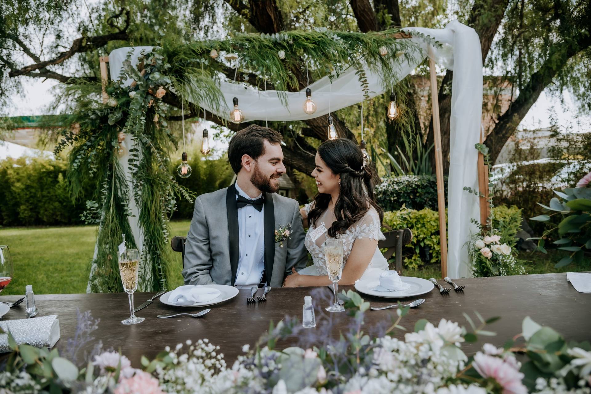 8 ideas inspiradoras para decorar el 'back' de la mesa de novios ...