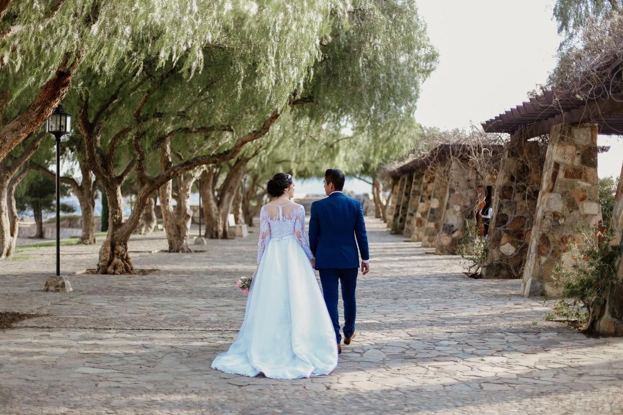 pareja de novios caminando de espaldas