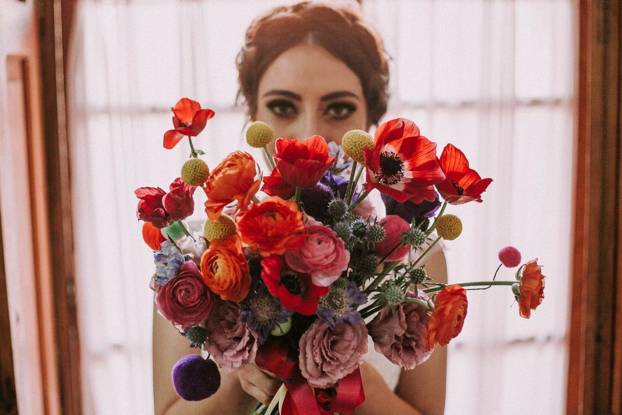 ramo de novia con flores rojas típicas de México