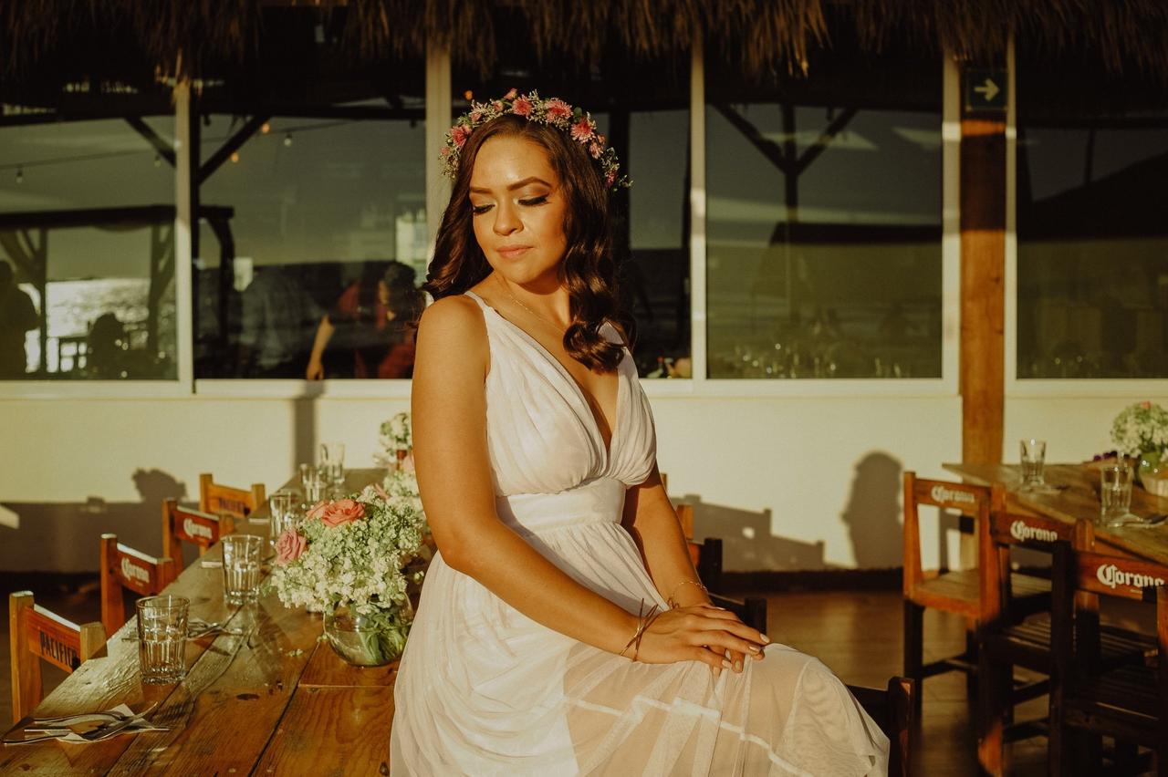 novia boho chic con corona de flores rojas