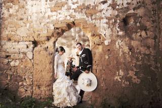 novios en fotos de posboda con trajes tradicionales mexicanos