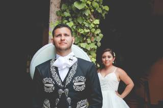 tarje de novio de charro en first look con la novia