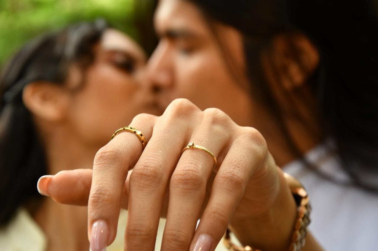 Soñar que tienes un anillo de bodas en la mano