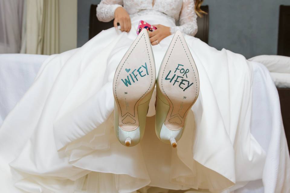 Zapatos de novia con decoración en la preparación del día de la boda