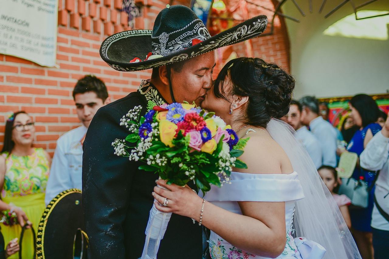 beso de novios recién casados