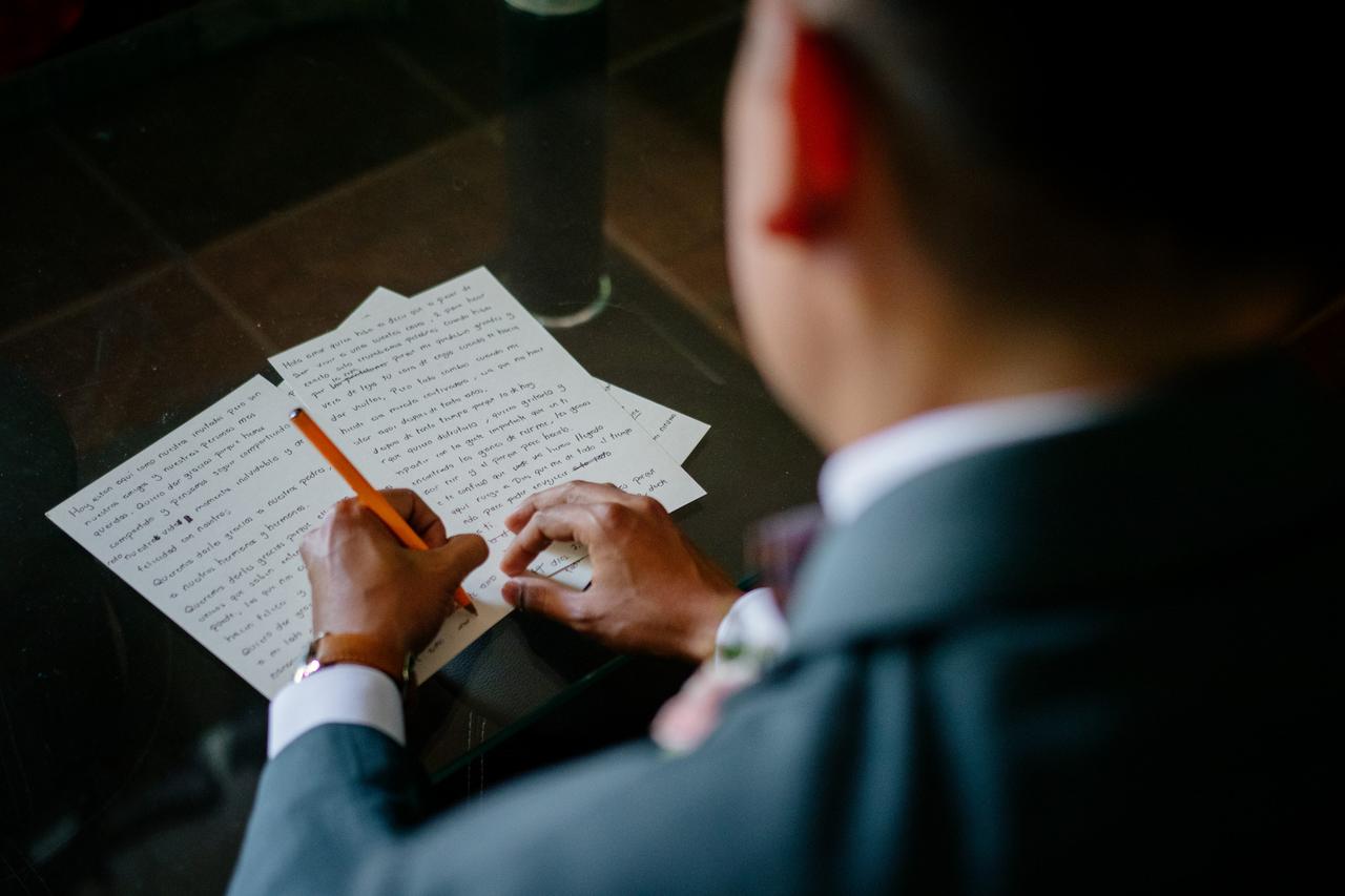 hombre escribiendo carta