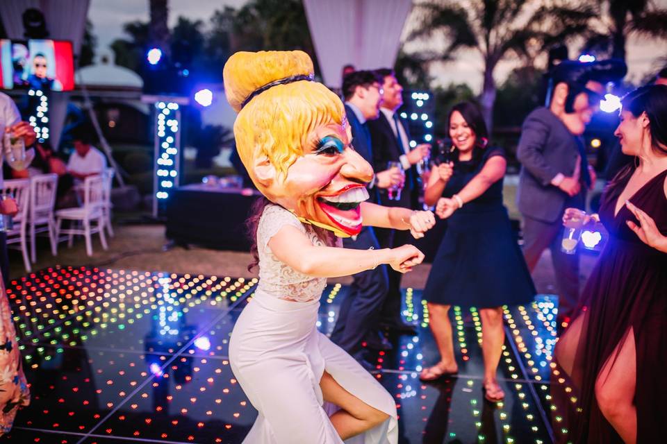 novia bailando con máscara de Celia Cruz 