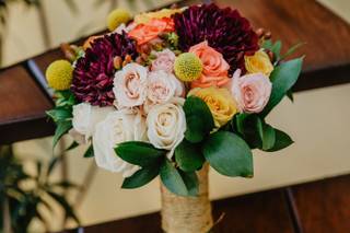 ramo de novia con rosas blancas y dalias