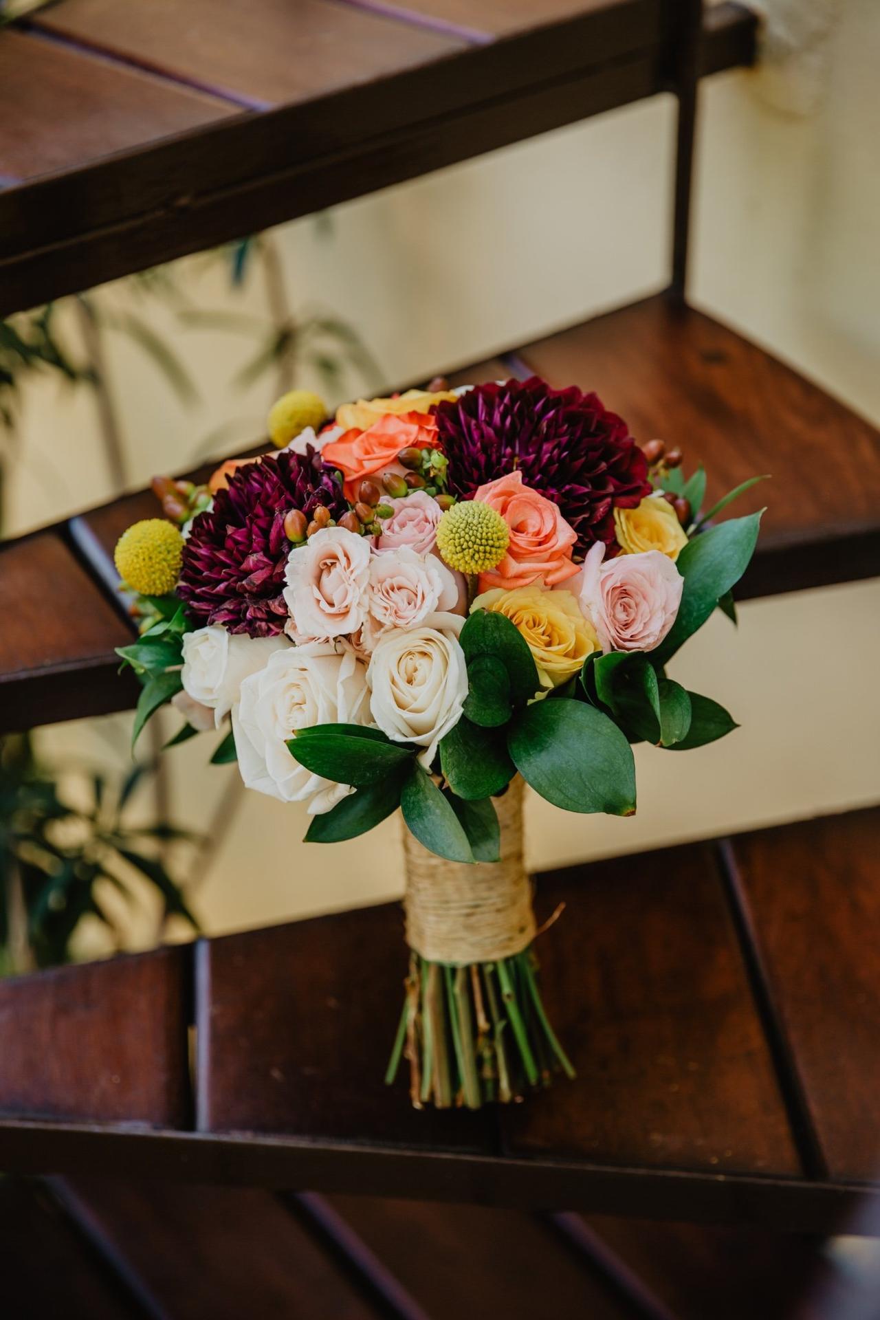 ramo de novia con rosas blancas y dalias