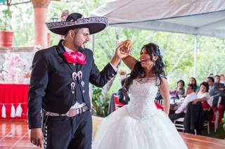 novios en la pista de baile con traje de hombre charro