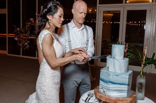 pareja corta pastel de boda hexagonal azul