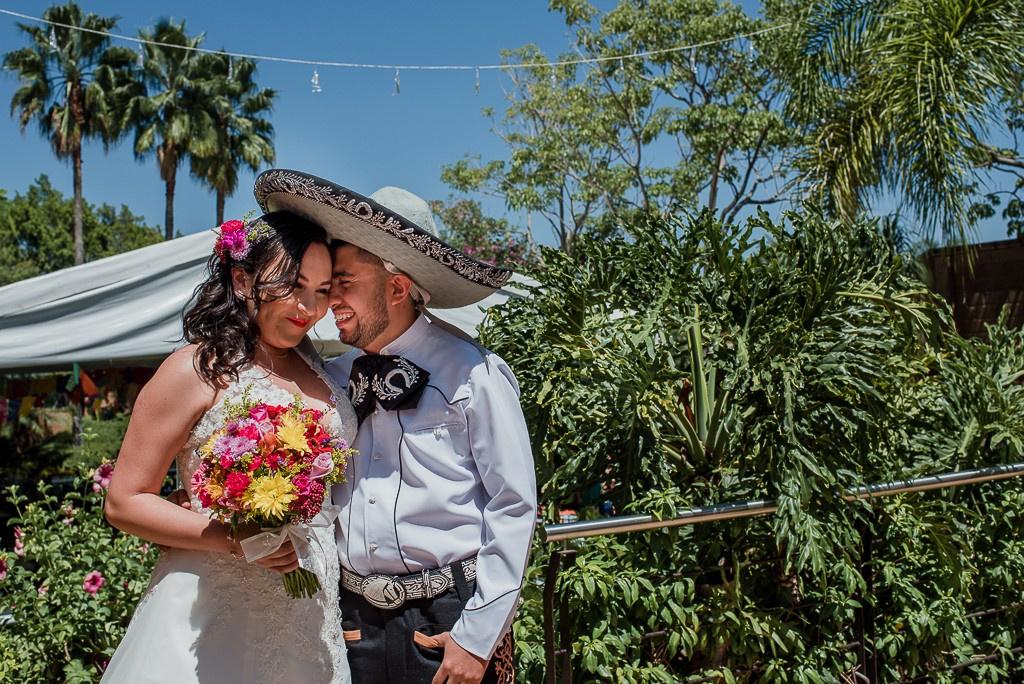 pareja con vestidos tradicionales de México