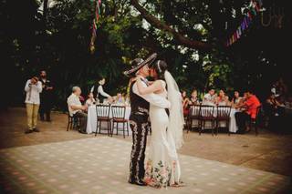 Baile de novios en fiesta de boda