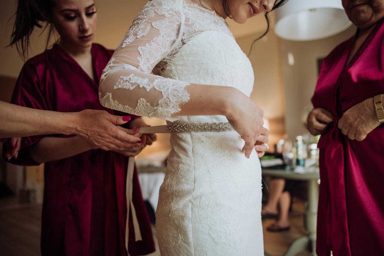Rentar el vestido de novia y otras formas de reducir su costo 