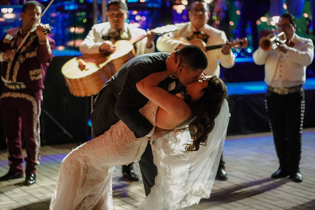 Caja de música personalizada con una canción personalizada. La canción de  tu boda, la primera canción de baile en un regalo de amor perfecto -   México