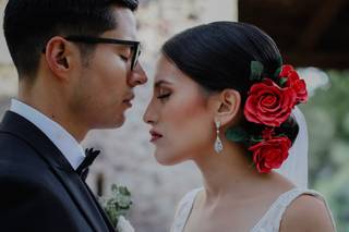 novia con tocado de flores rojas para peinado