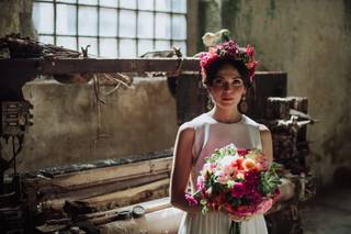 Novia con tocado grande flores en peinado