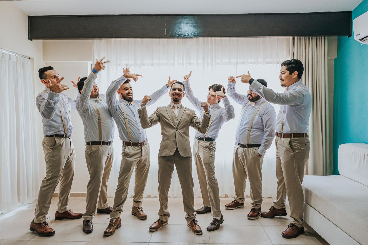 look elegante con tirantes y colores claros es tendencia entre los best men de bodas