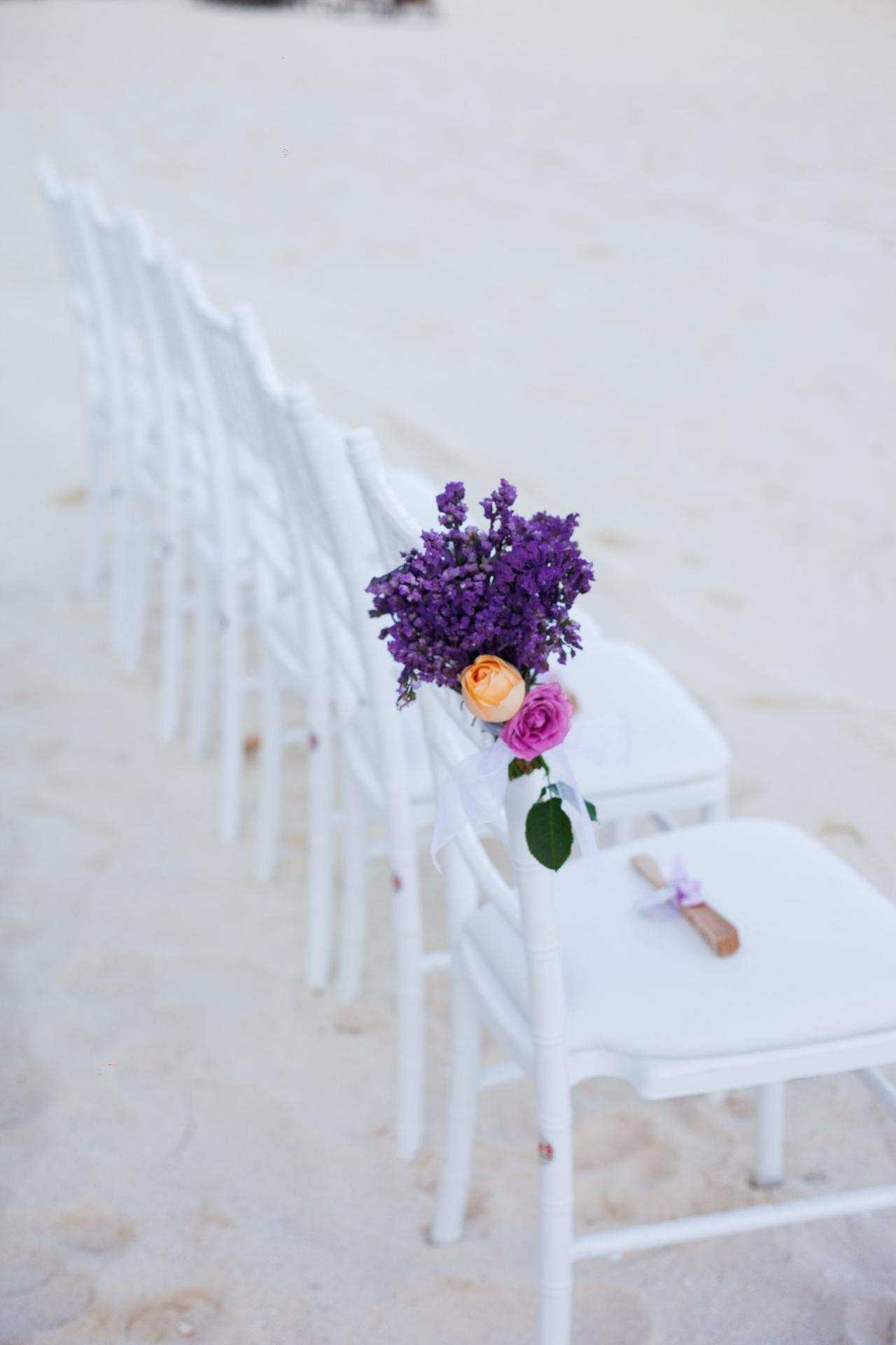 arreglo floral para sillas de ceremonia de boda