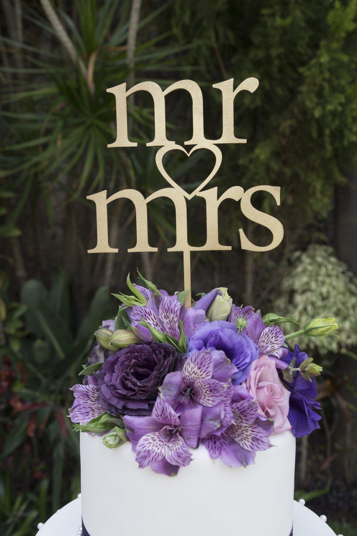 pastel de boda con flores moradas