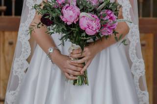 Novia con ramo de flores rosadas y follaje