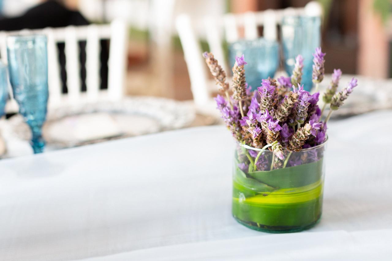 centro de mesa para boda sencillo con flores moradas