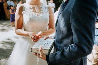 pareja de novios en la ceremonia de boda sostiene la Bibilia