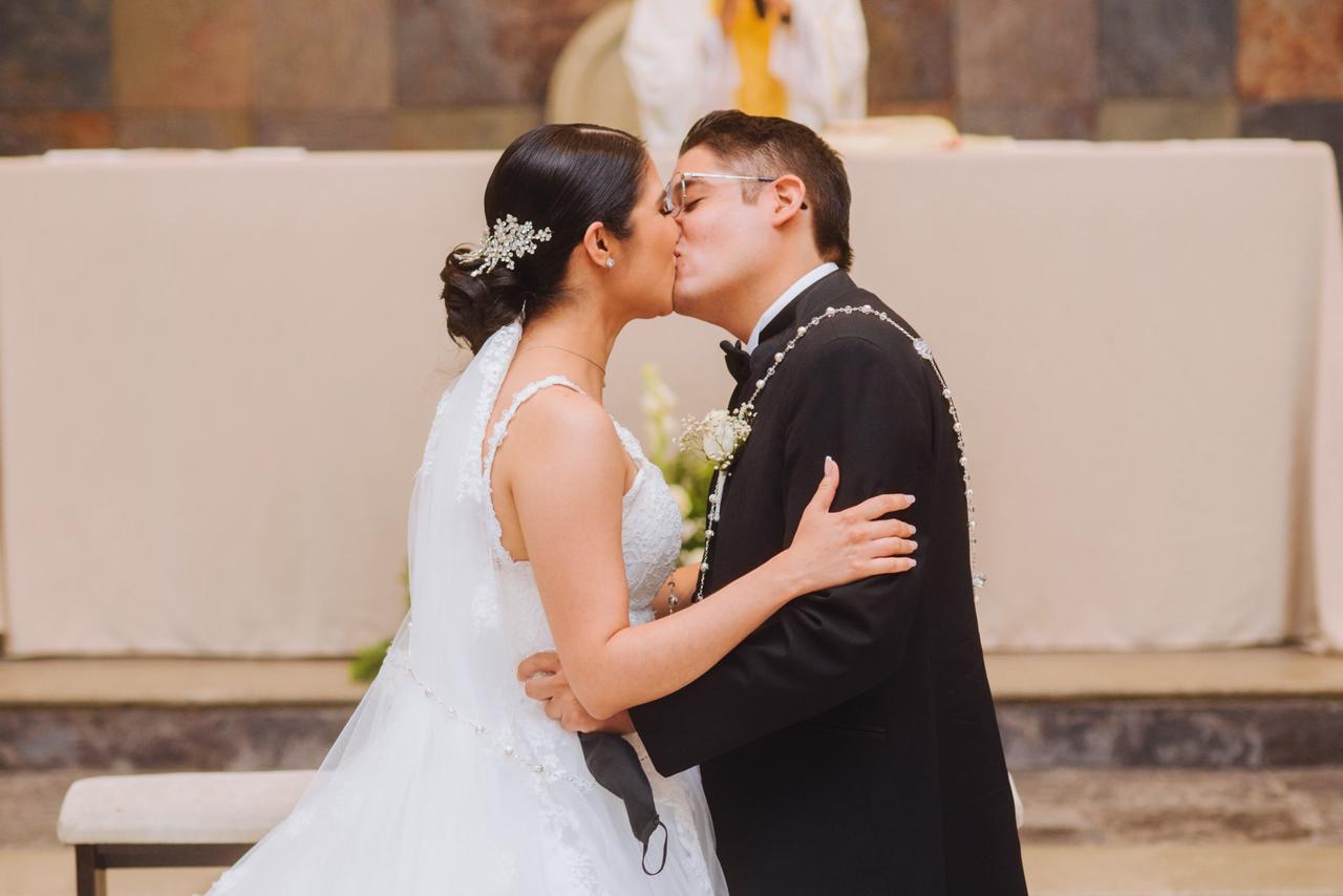 primer beso de casados en boda católica