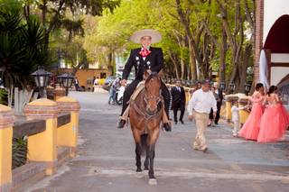 novio en caballo y con traje tradicional mexicano de charro