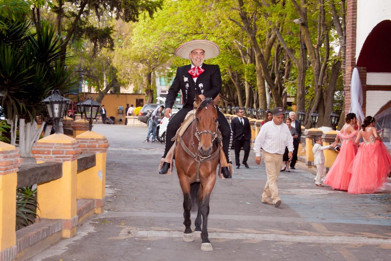 novio en caballo y con traje tradicional mexicano de charro