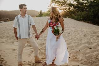 pareja de novios con atuendos típicos mexicanos en la playa