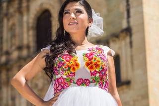 novia con vestido mexicano colorido